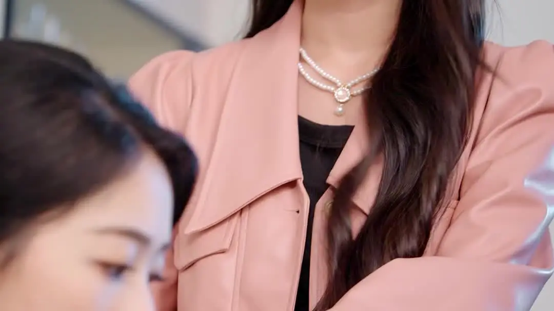 Divorced Diva’s Glorious Encore: When the Trench Coat Becomes a Battleground