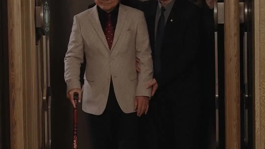 她進門那秒，空氣凝固了