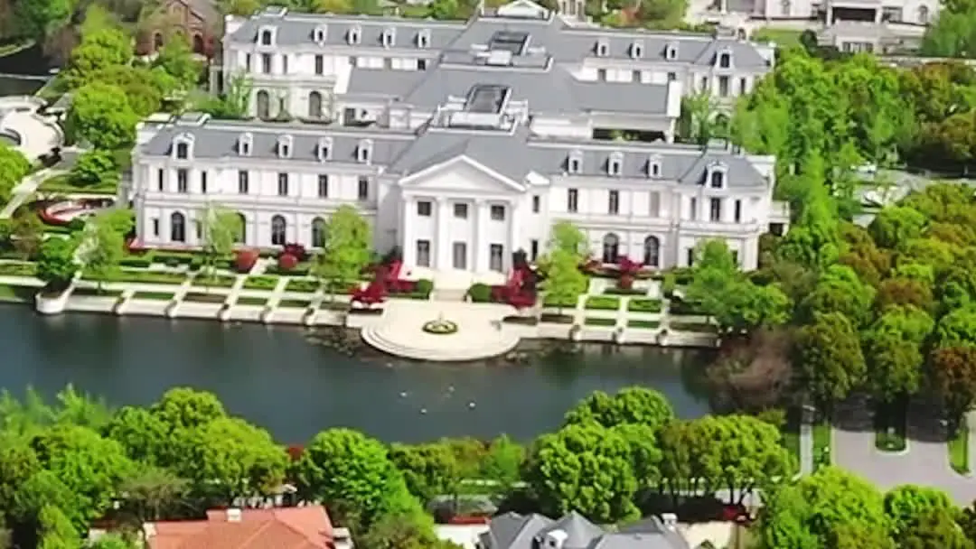 Divorced Diva’s Glorious Encore: When Architecture Mirrors the Heart’s Fracture