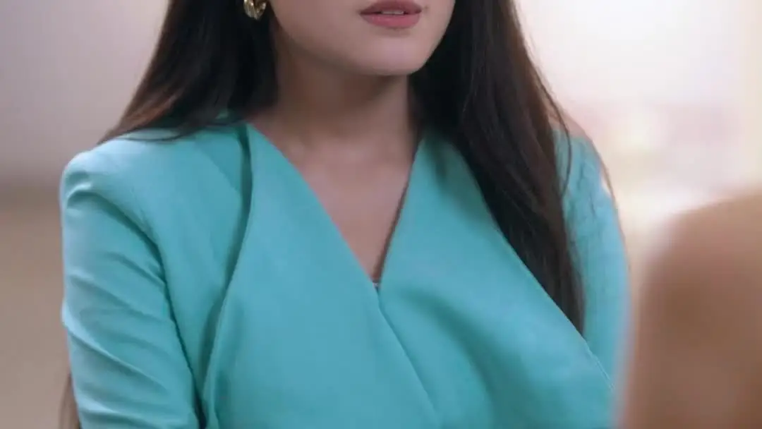 A Housewife's Renaissance: When Pearls Meet Mesh