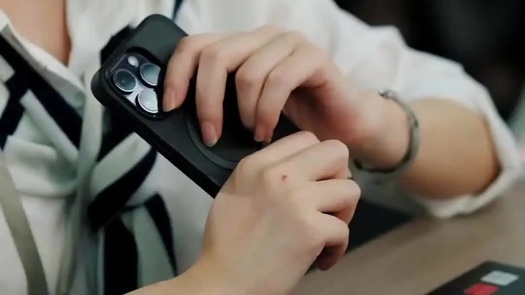 Trap Me, Seduce Me: When the Office Becomes a Stage for Emotional Espionage