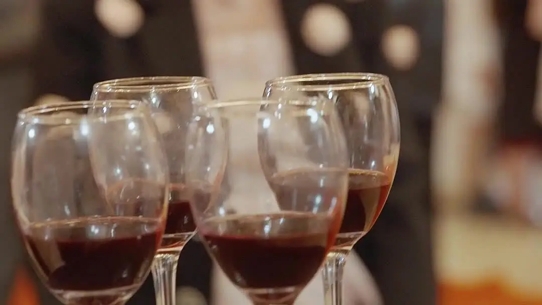 與鳳行戰神媽媽不裝了：酒杯裡的權力密碼與紅毯陷阱