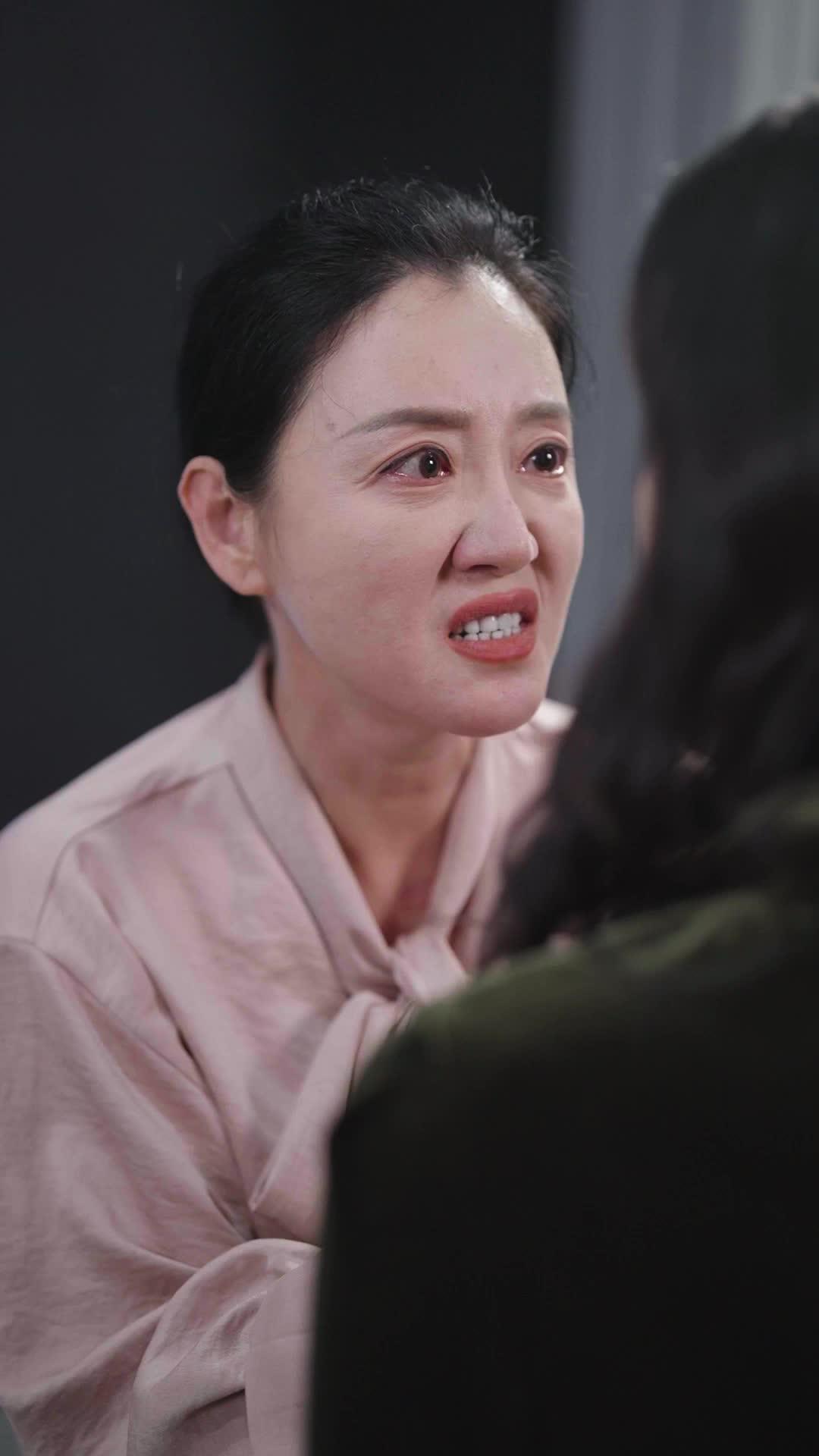 Nyonya Melepas Topeng