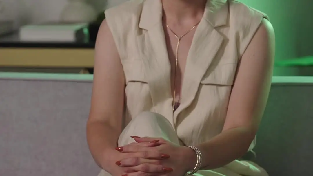 The Double Life of the True Heiress: When the Office Becomes a Stage