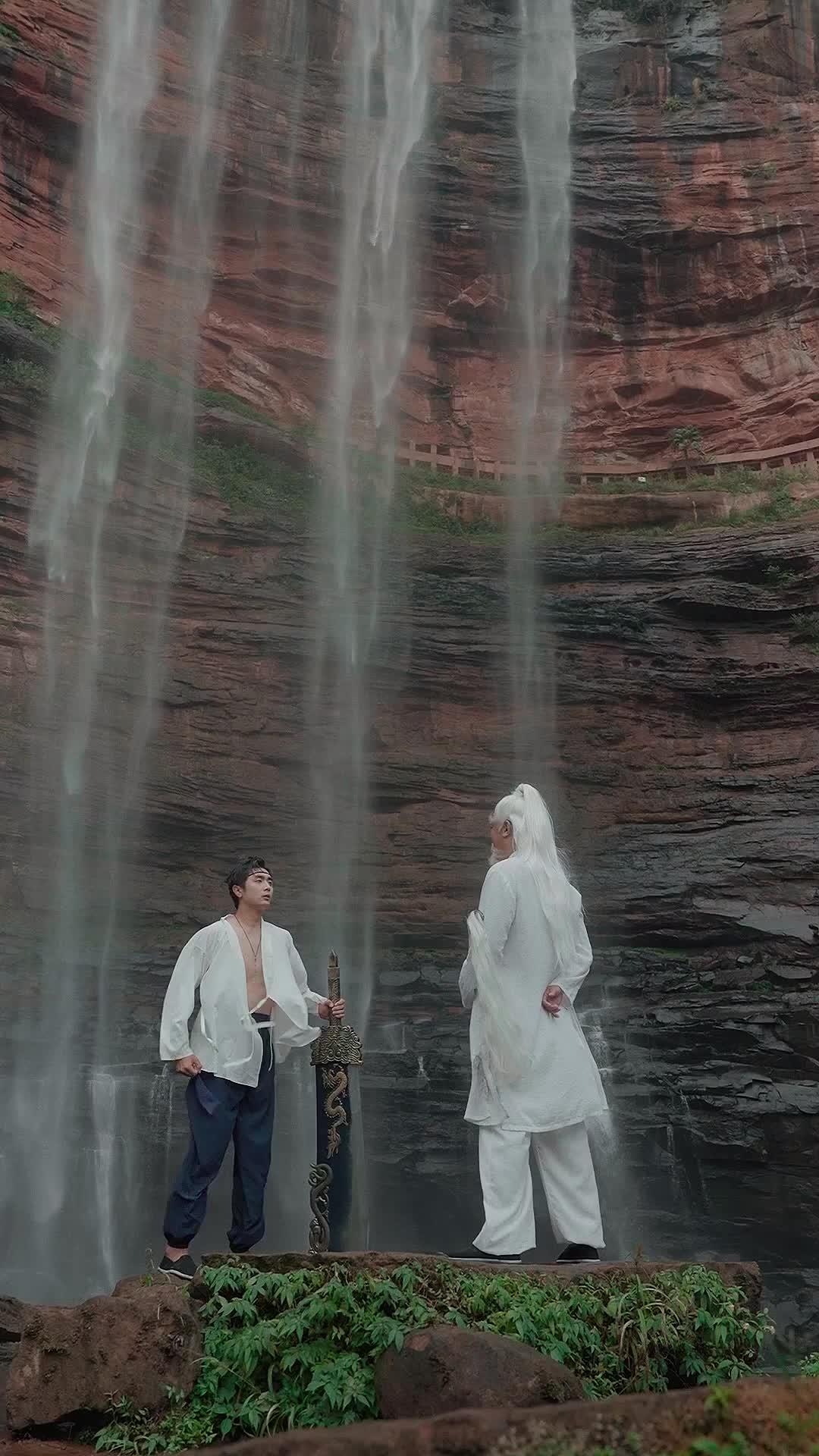 龍の背に乗る男