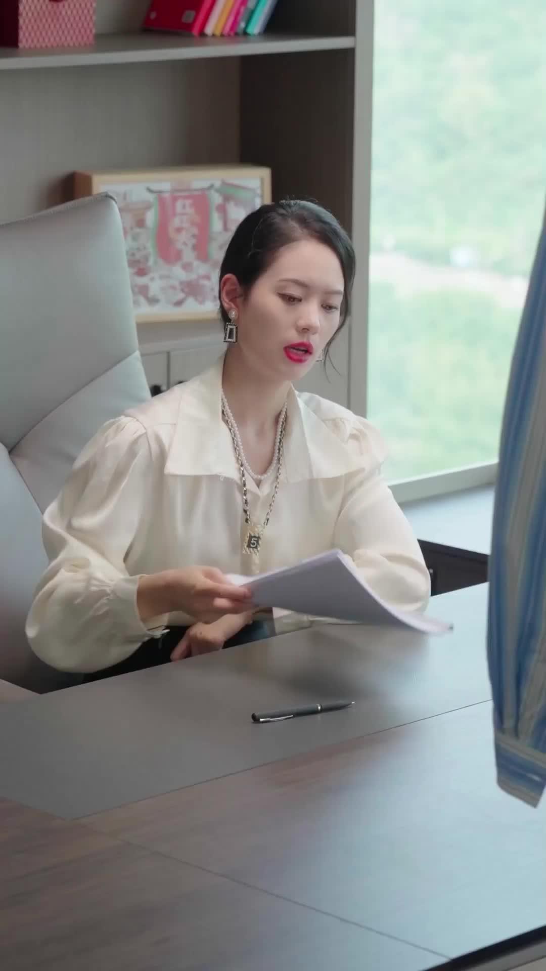 너무 가까운 비서