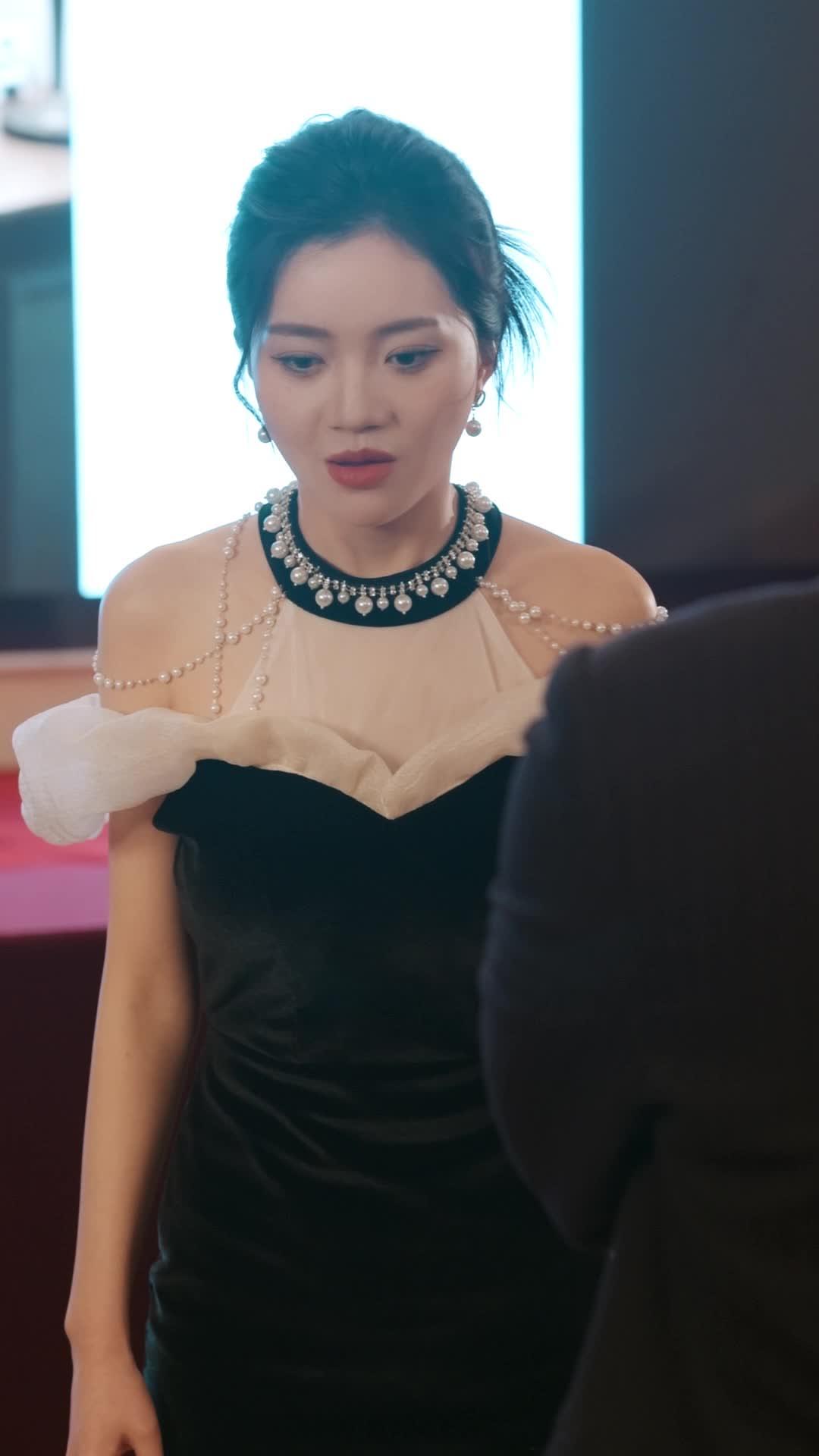 Her Puppet? Billionaire King!