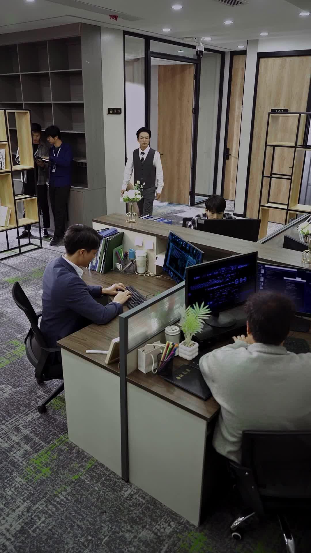 追放された天才、復讐のコード