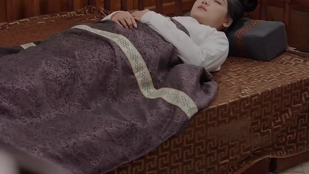Pink Robes vs White Grief: A Masterclass in Contrast