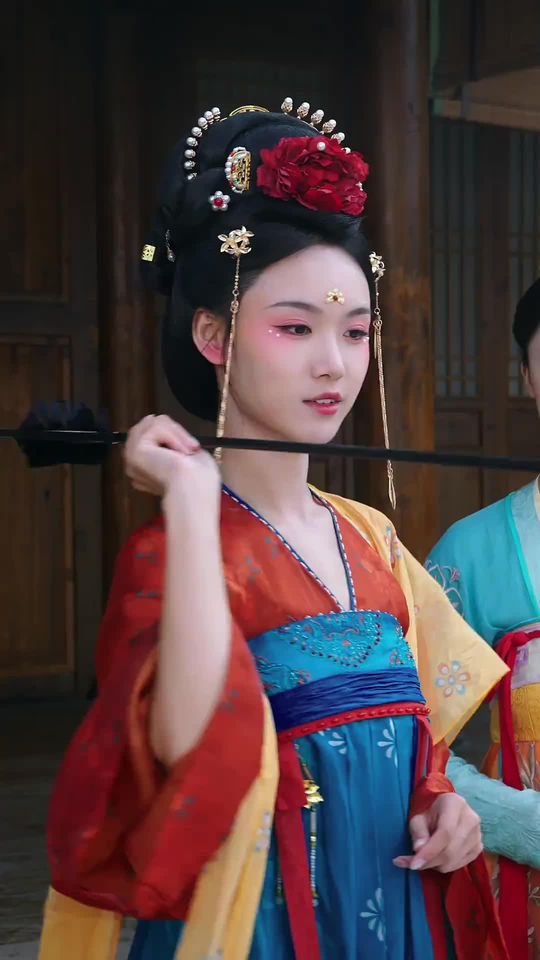 偽令嬢の成り上がり～呪いで結ばれた冷酷貴公子～