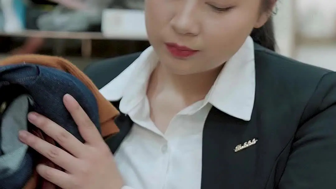 與鳳行戰神媽媽不裝了：當櫃檯前的沉默比尖叫更鋒利